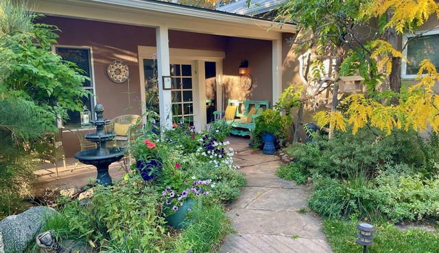 Water in the Desert!/Plaza-7min/National Forest-4min/3BR/Pets/Unique & Magical!