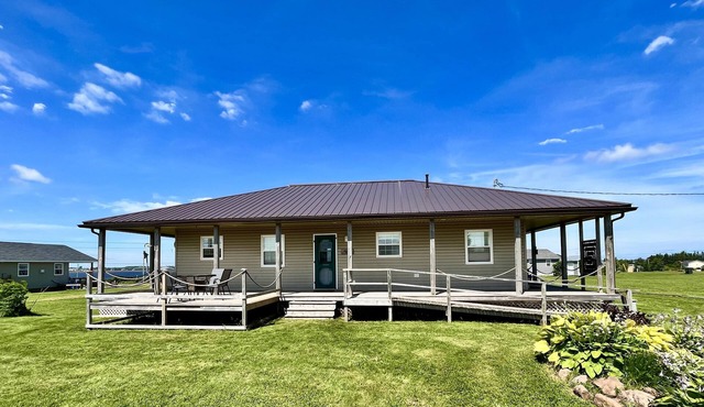 Water view cottage - Walk to Thunder Cove Beach!