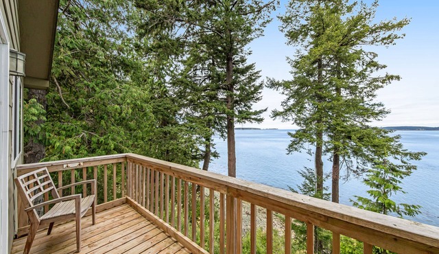 Waterfront cabin with hot tub, WiFi, deck, & wildlife views - dog-friendly