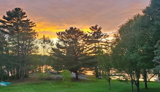 Waterfront Cottage Close to White's Falls