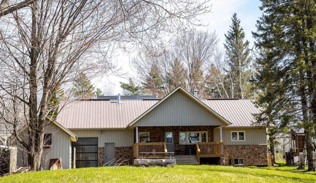 Waterfront Cottage with Sunsets, BBQ and Yard