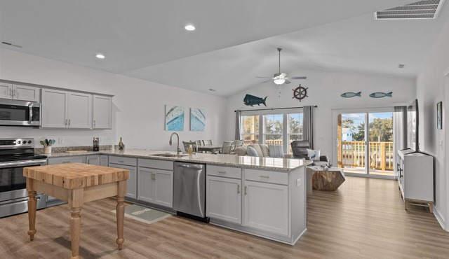 WATERFRONT: Fins to the Left! 3BR/2BA w/private boat lift.