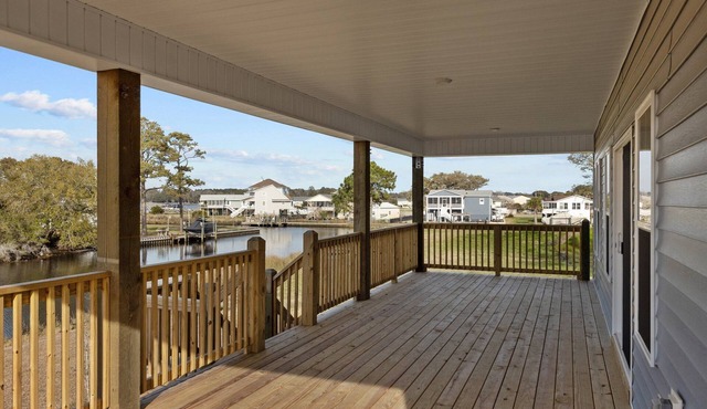 WATERFRONT: Fins to the Right! 4BR/2BA, private boat lift, pet friendly