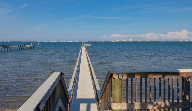 Waterfront, Guesthouse close to Jensen Beach, FL with Pool