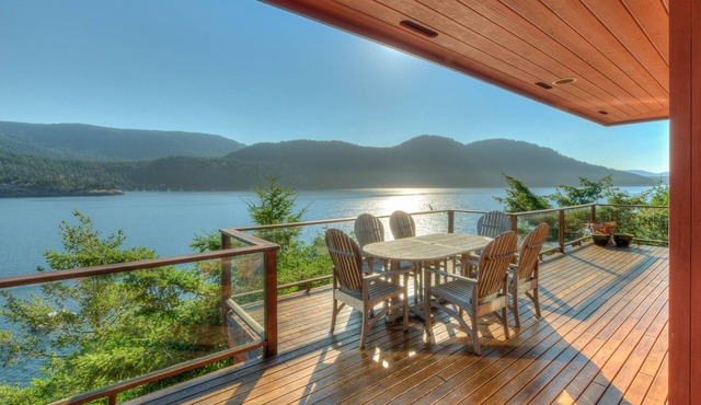 Waterfront! - Incredible views; Private rocky beach; Gourmet Kitchen; Spa/Sauna