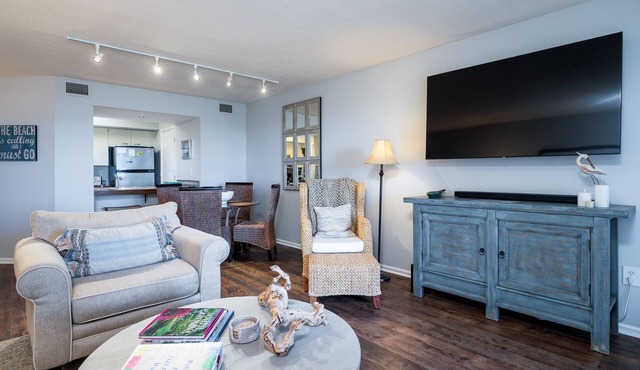Waterfront on Pelican Beach! Amazing Sunsets! Bring Your Pup! Amenity Access Included
