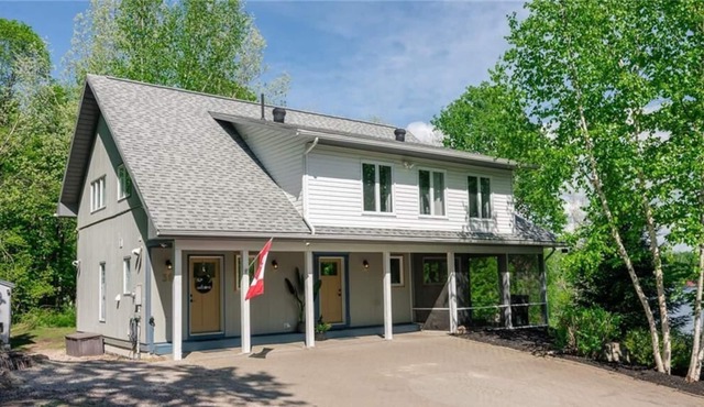 Waterfront, open concept cottage