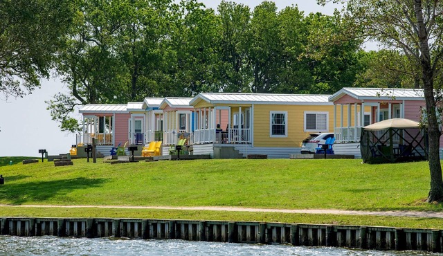 Waterfront Pet-friendly Cabin in Currituck Sound Campground (WF37)