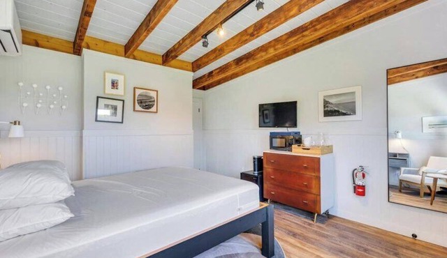 Waterfront studio and more in a Boutique Hotel, Heart of Hampton Bays,.