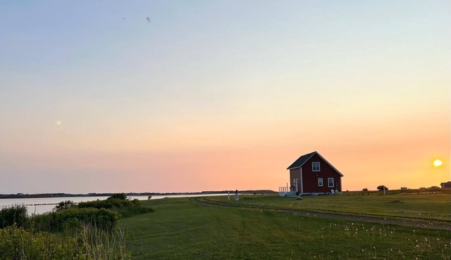 Waterfront Sunset Cove Cottage!