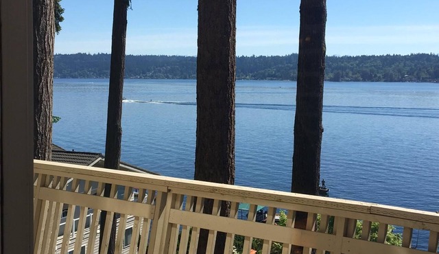 Waterfront & View-Near Seattle on Lake Sammamish in Bellevue