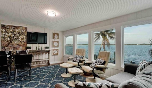 Waterfront Villa Seaglass wows! Pool & Bayfront