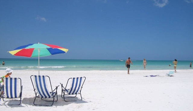 Weekly Rentals/Resort Style Vacation/End Unit/Private Backyard