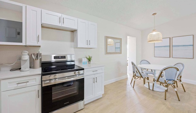 Welcome to The Drift – Your Laid-Back Beach Escape in Cocoa Beach! 2/1