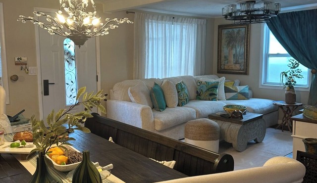 Welcoming spacious Beach Cottage in Sarasota near Siesta Key w/Luxury Decor