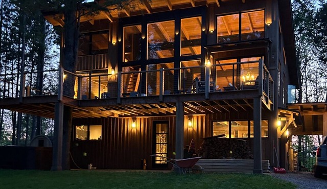 Wentworth's Glade and Trail Lodge. Ski/Bike chalet for Guests on Alpine Run