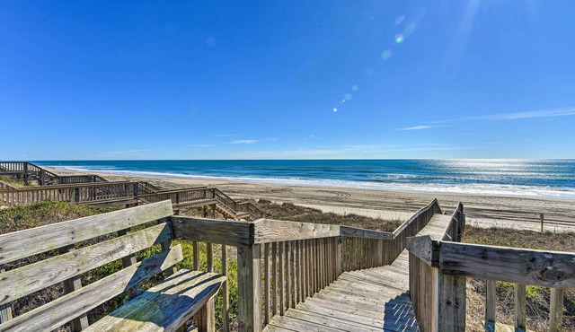 'west of the Moon' Ocean Apt w/Beach Access!