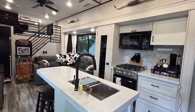 Western Escape | Luxury RV + Access to Westgate Fun 146