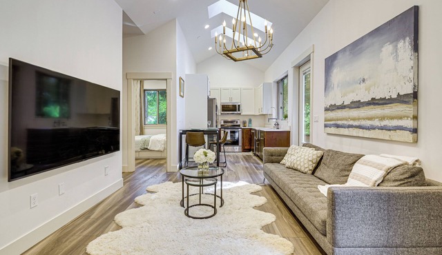 WFH-Friendly Gem w/Creek: 4 Mi to Sammamish Trail