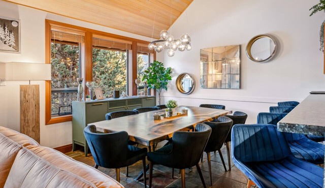 Whistler Village North: 4BR+3.5BA Private Hot Tub