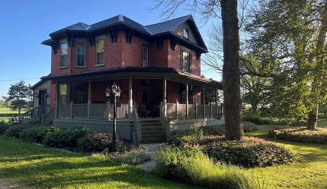 Whites Junction Rural Retreat - cozy farmhouse with small town charm