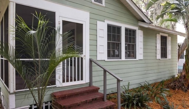 Windsor Bungalow Retreat- come for work and relaxation