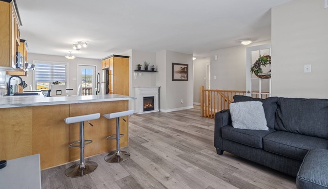 *WOW!* Executive cozy home with 3 beds, work station & gym