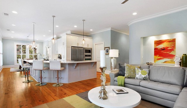 Wright Square Loft: Amazing Unit A in Downtown Savannah With Great Views!