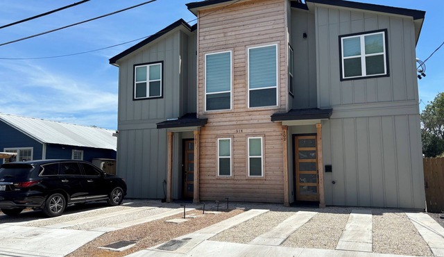 Yee-Haw Charming 2-bedroom townhome in San Antonio 5 minutes from Riverwalk.