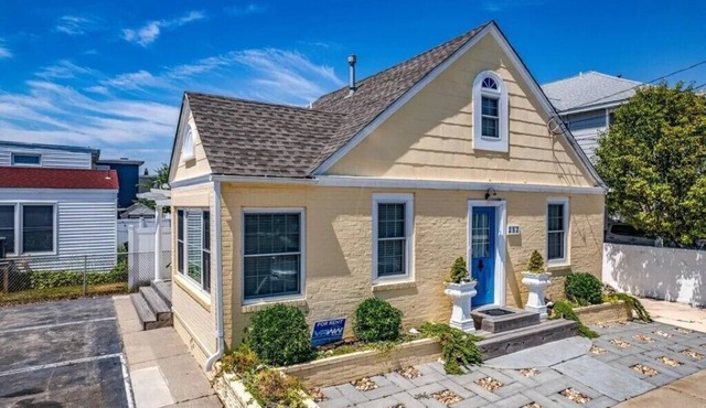Yellow Brick Road Cottage by the Beach