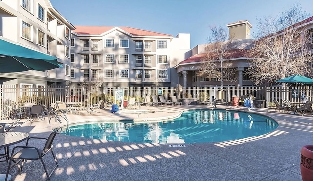 Your Home Away From Home! Free Parking, Free Breakfast, Pool