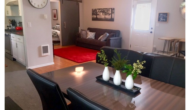 Zen Cottage in Close In NE Alberta Arts Area, Sleeps 2 Private and Sanitized!