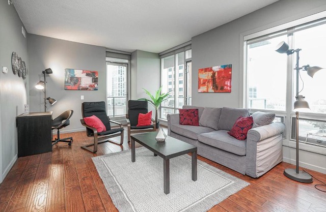 Beautiful 2bd Condo Patio Gym Parking location