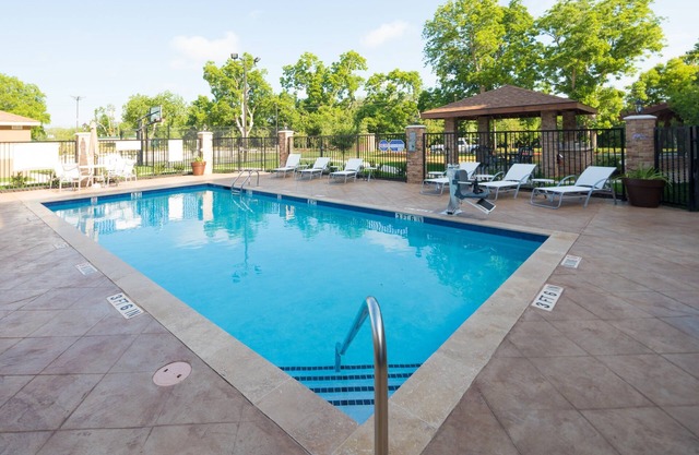 King Suite w/Kitchen. Free Breakfast. Pool. Great Location!