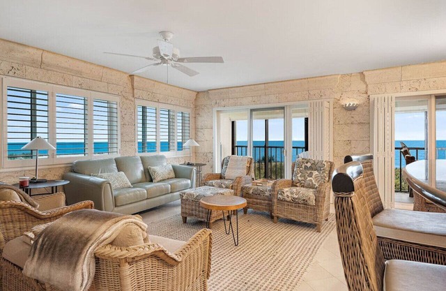 Land`s End Beachfront Elegance: Top Floor Corner