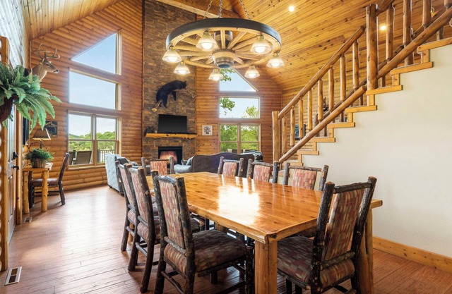 Luxury Lakefront Resort Chalet 8~2 Pools~FREE Amenities~Dock~Kayaks~Waterslide
