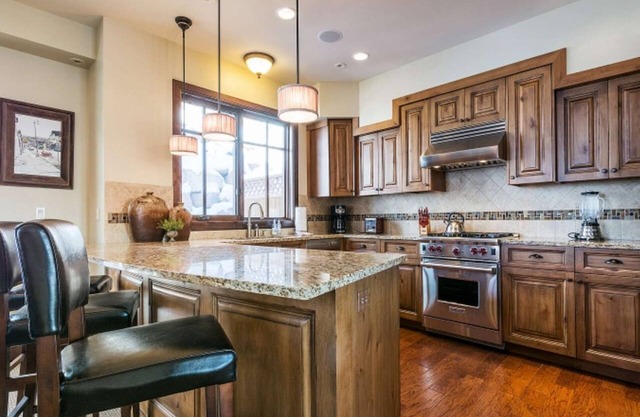 Ski and Golf at your door step-Fairway Springs - Hot Tub!