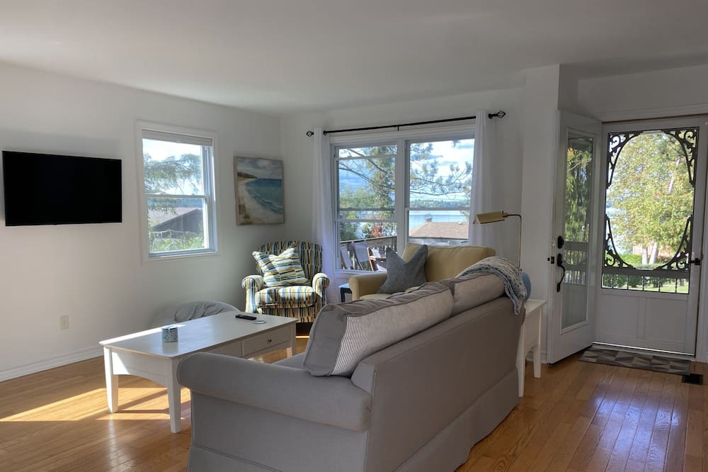 Photo of Livingroom in Scugog