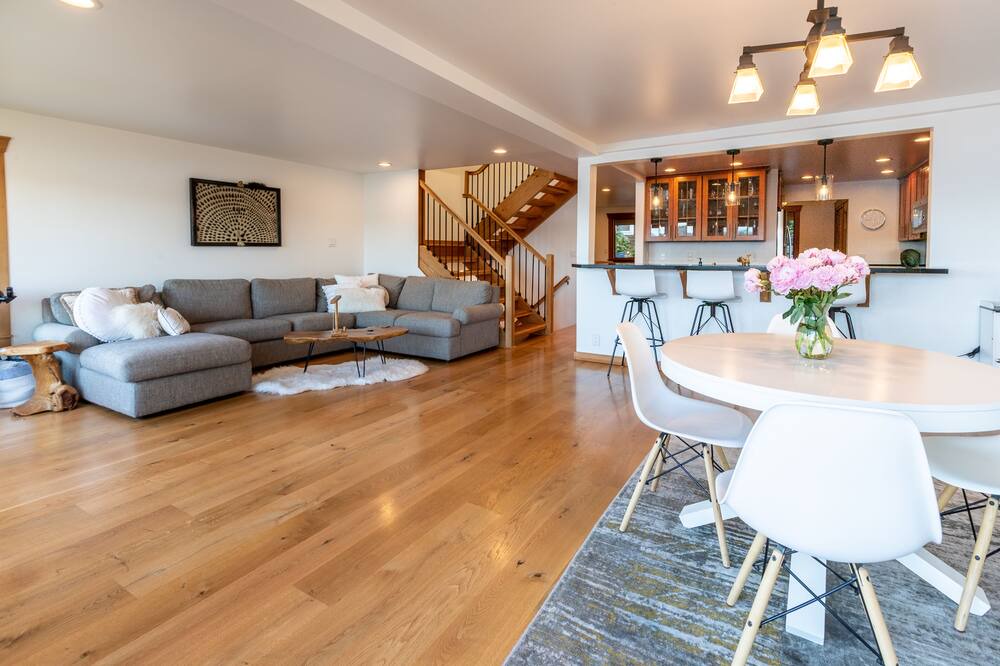 Photo of Livingroom in Northeast Bellevue