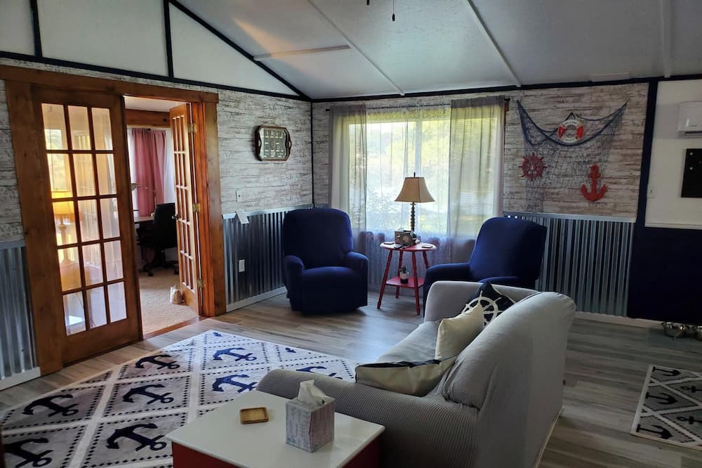 Photo of Livingroom in Evart