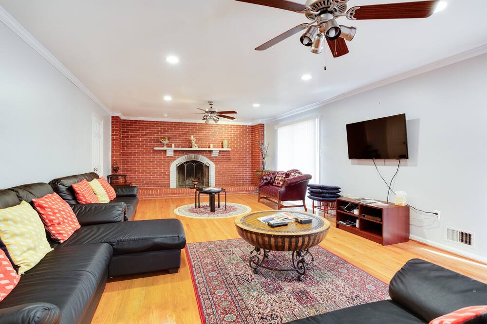 Photo of Livingroom in Burtonsville
