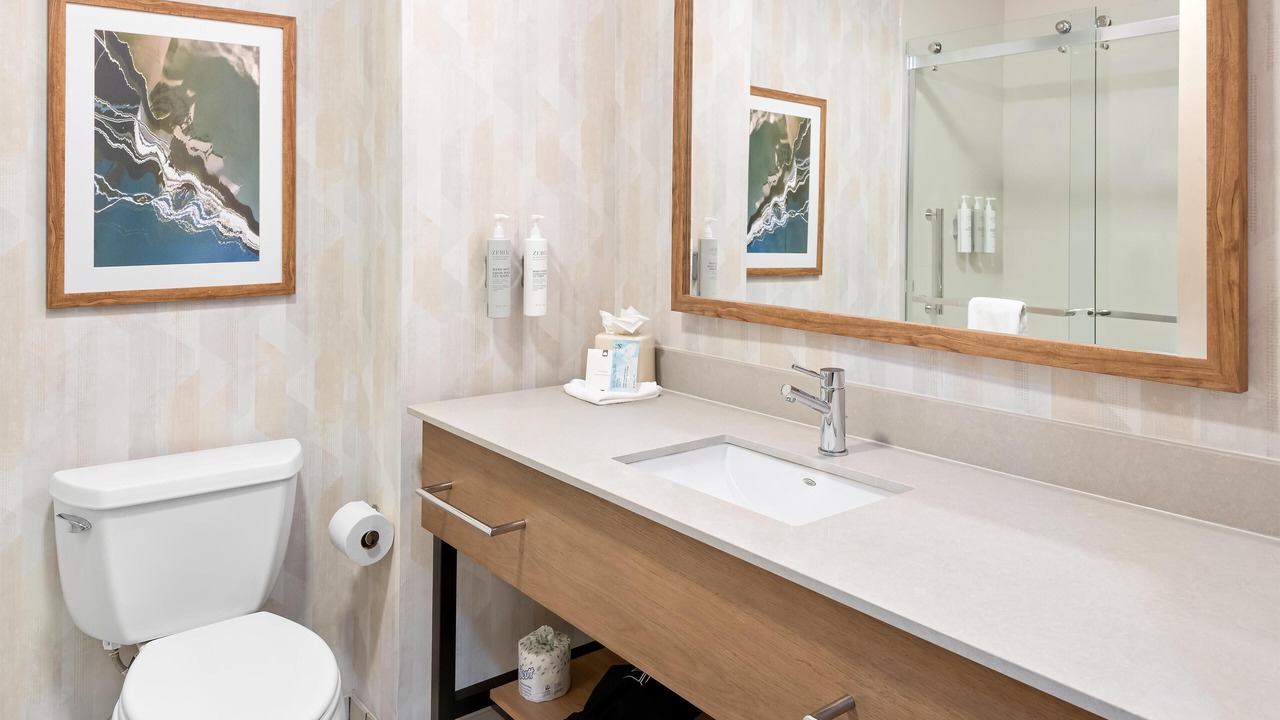 Photo of Bathroom in Lakeview