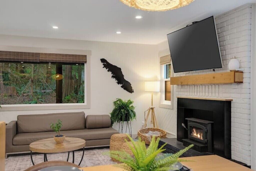 Photo of Livingroom in Juan de Fuca Electoral Area