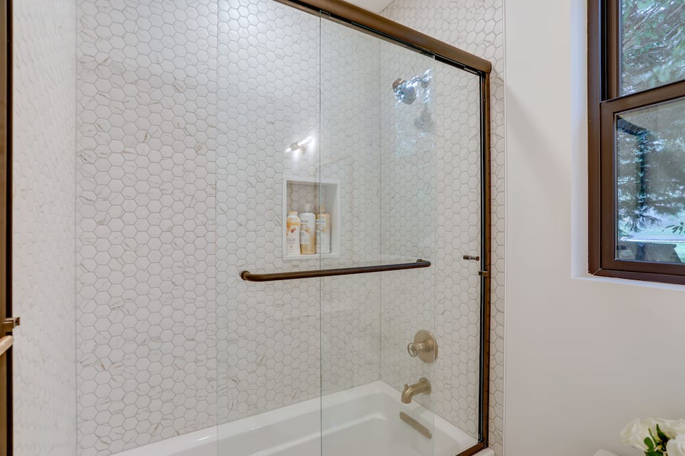 Photo of Bathroom in Inglewood-Finn Hill
