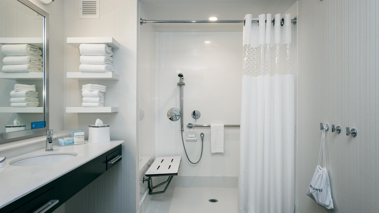 Photo of Bathroom in Maple Leaf