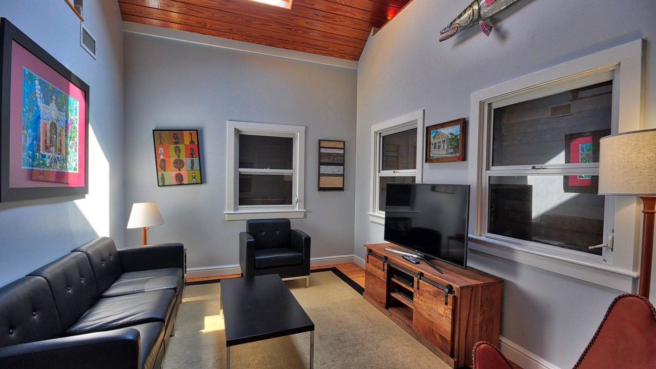 Photo of Livingroom in Uptown - Upper Duval