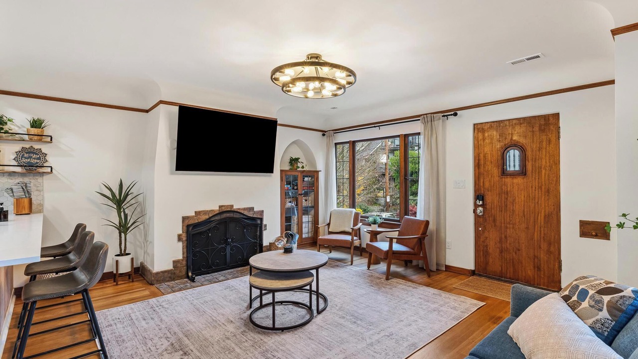Photo of Livingroom in Eastlake
