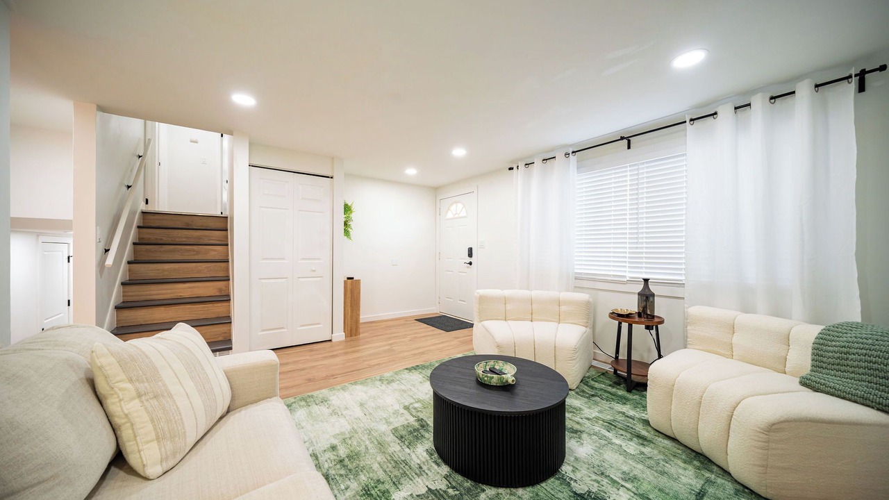 Photo of Livingroom in Summit Station