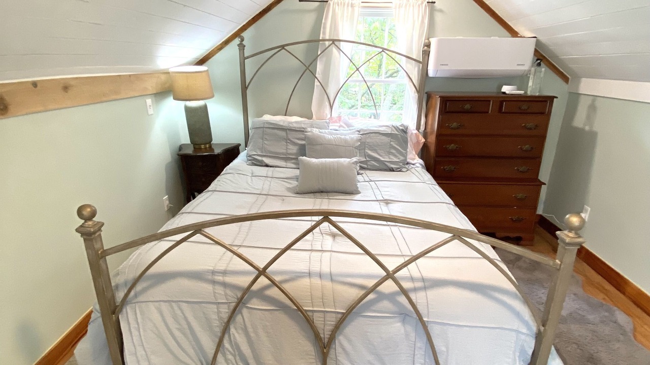 Photo of Bedroom in Leesburg's Old and Historic District