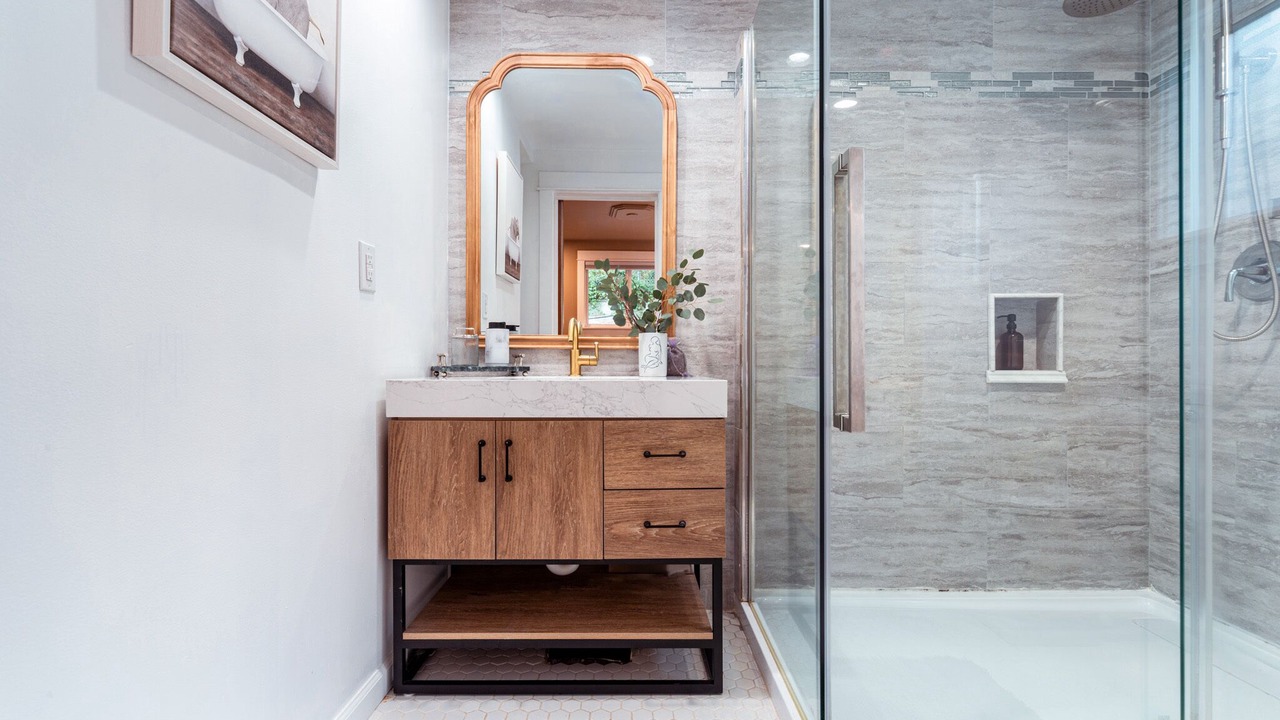 Photo of Bathroom in Maple Leaf